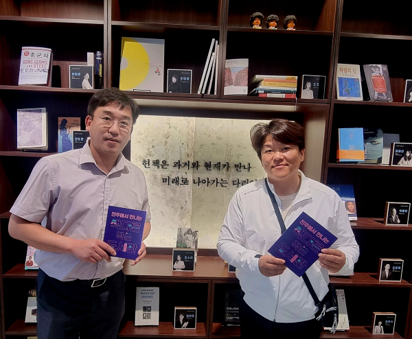 하남시의회 임희도‧박선미 의원이 9월 26일 전주 완산구 풍남동에 소재한 '동문헌책도서관'을 벤치마킹하고 있다. 사진=하남시의회 제공