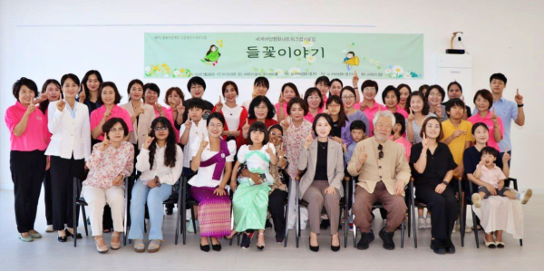 ㈔세계여성평화그룹(IWPG) 전주지부(지부장 이수정)는 지난 28일 전주 에코시티 비어트리스 갤러리에서 다문화가정의 인식개선을 위한 평화 프로젝트 ‘들꽃이야기’를 진행하고 단체사진을 찍었다. (사진=유유례기자)