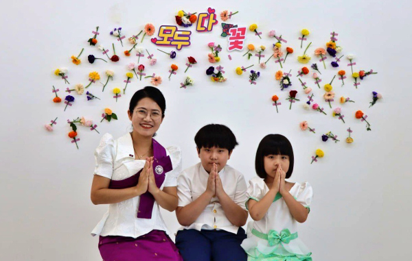 다문화가정의 인식개선을 위한 평화 프로젝트 ‘들꽃이야기’에 아이들과 참석한 캄보디아인 김민정씨. (사진=IWPG전주지부)
