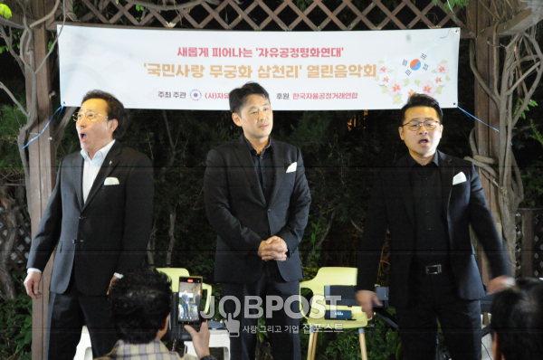 축하공연을 라이브로 하고 있는 성악가 / 사진제공 - 네모미디어