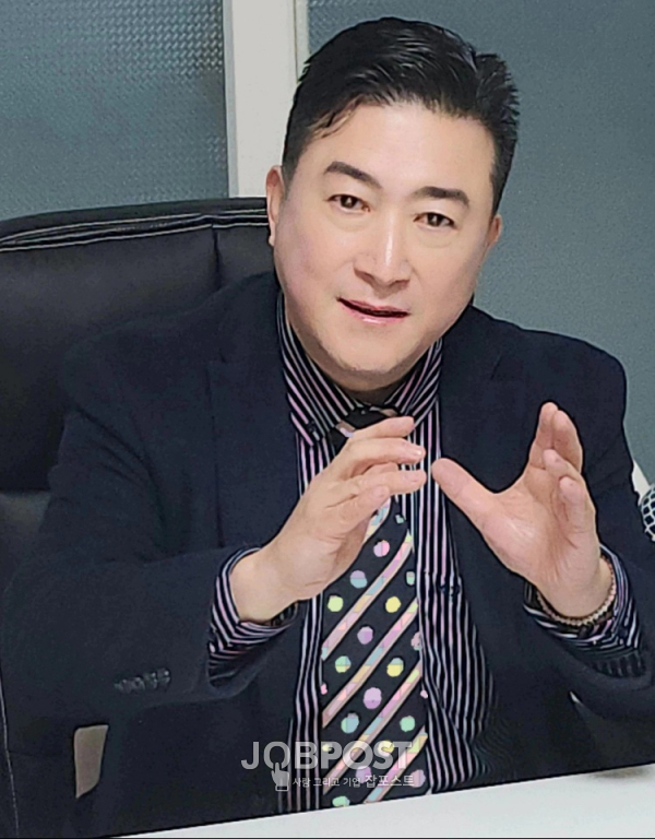 인터뷰에 응하고 있는 한국문화세계화기구 이승철 의장
