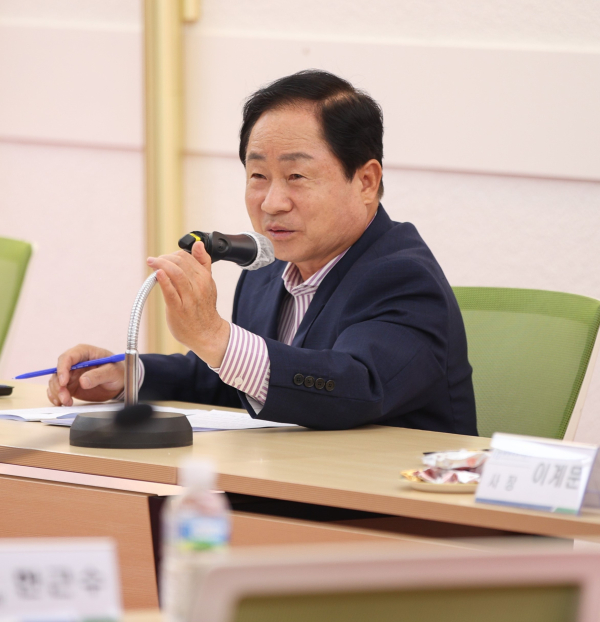남양주시가 구리남양주교육지원청·남양주도시공사와 전국최초 초등학생 생존수영 업무협약 체결했다. 사진은 주광덕 시장