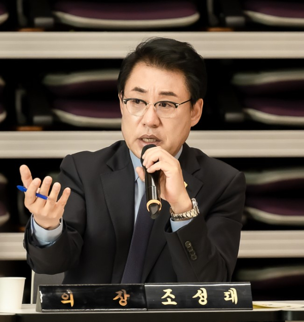 남양주시의회에서 10월 14일 저연차 공무원과 함께하는 남양주시의회 바로알기 행사를 개최했다. 사진은 조성대 의장이 직원들의 질문에 답변하고 있다