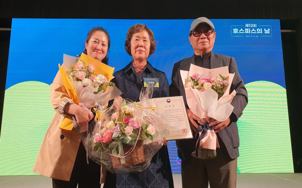 호스피스완화의료센터 장점숙 자원봉사자가 지난 11일 서울에서 열린 ‘제12회 호스피스의 날’ 기념식에서 호스피스 완화의료 분야의 발전에 기여한 공로로 보건복지부 장관 표창을 수상했다. (사진제공=부산보훈병원)