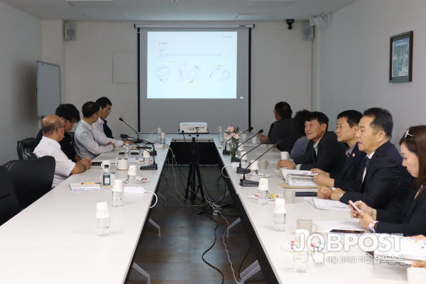 풍림파마텍 회사설명을 듣고 있는 미주한인상공회의소 총연합회 회장단