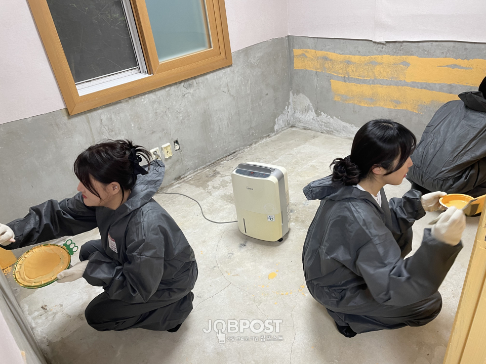 29일 함께海 봉사단 6명이 사하구의 한부모가정 복지시설 한나빌리지에서 실내 페인트 도색 봉사를 하고 있다.(사진_BPA)