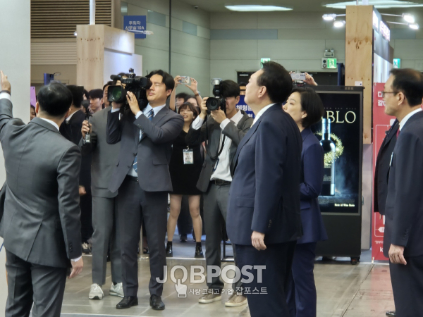 소상공인 특별관에서 브리핑을 듣고 계시는 윤석열 대통령 / 사진촬영 - 잡포스트