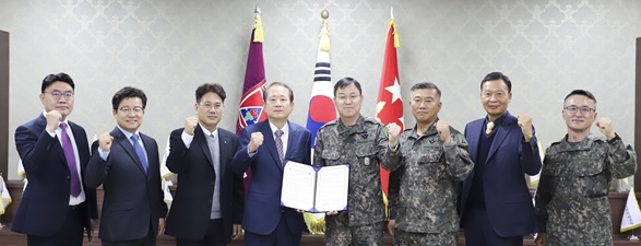 세종사이버대학교와 육군부사관학교가 협약식을 마치고 참석자들이 기념촬영을 하고 있다(사진제공/세종사이버대학교)