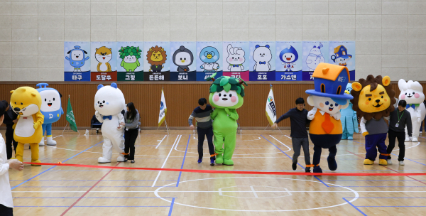 지난 6일 ‘공공기관 마스코트 올림픽’ 행사에 참가한 6개 기관(신용보증기금, 대구시청, 대구교통공사, 한국가스공사, 한국부동산원, 한국교육학술정보원)의 마스코트들과 직원들이 함께 어우러져 경연을 펼치고 있다. (사진제공=신용보증기금)