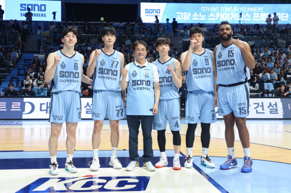 고양시 연고 프로농구팀 고양 소노 스카이거너스의 올시즌 기대감이 높아지고 있다. 이동환 고양특례시장(왼쪽에서 세번째)과 고양소노 스카이거너스 선수들