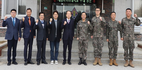 11월 20일, 세종사이버대학교와 육군제5기갑여단 주요 직위자들이 협약식에 앞서 기념촬영을 하고 있다(사진제공/세종사이버대학교)