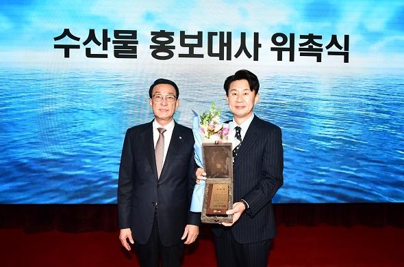 노동진 수협중앙회장(왼쪽부터)이 26일 본사 2층 독도홀에서 수산물 홍보대사에 위촉된 개그맨 남희석과 기념사진을 찍고 있다(사진제공/수협중앙회)