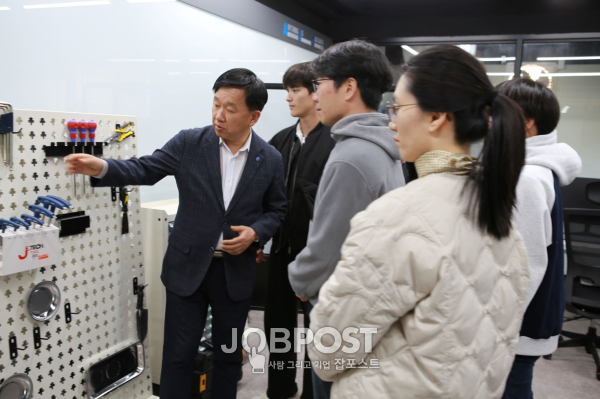 김현철 학장과 학생들 모습