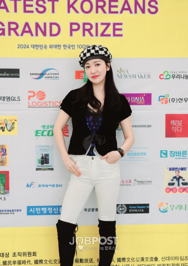 모델 주윤서, '2024 대한민국 위대한 한국인 100인대상' 모델아티스트대상 수상 기념 포토월 사진