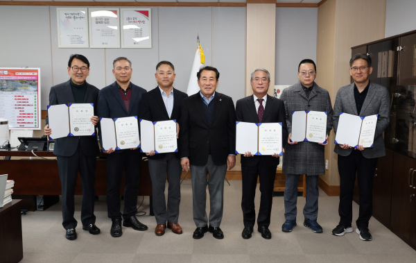 양산시는 5일 제3기 양산시 옴부즈만 위촉식 및 사무실 현판 제막식을 개최했다. (사진제공=양산시)