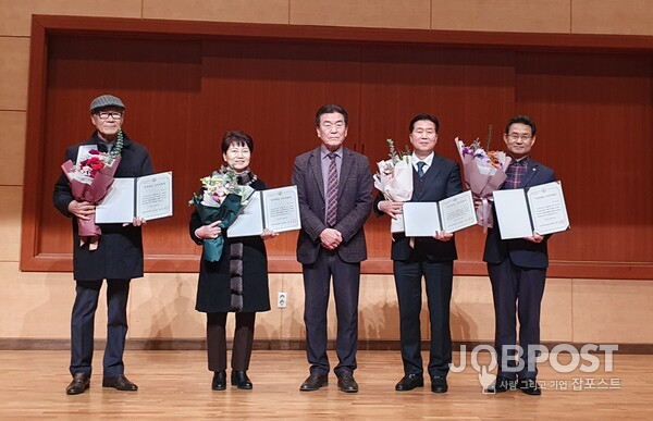 전북문인협회 백봉기 회장과 2024 전북문단 제103호 신인상 수상자들