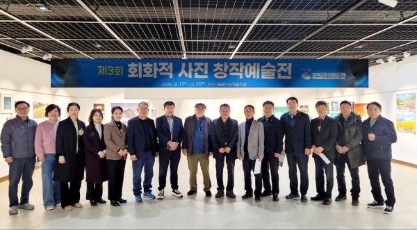 한국풍경사진연구회(회장 윤혁수)가 '제3회 회화적 사진 창작예술전'을 익산솜리문화예술회관에서 개최해 단체사진을 찍었다. (사진=유유례 기자)