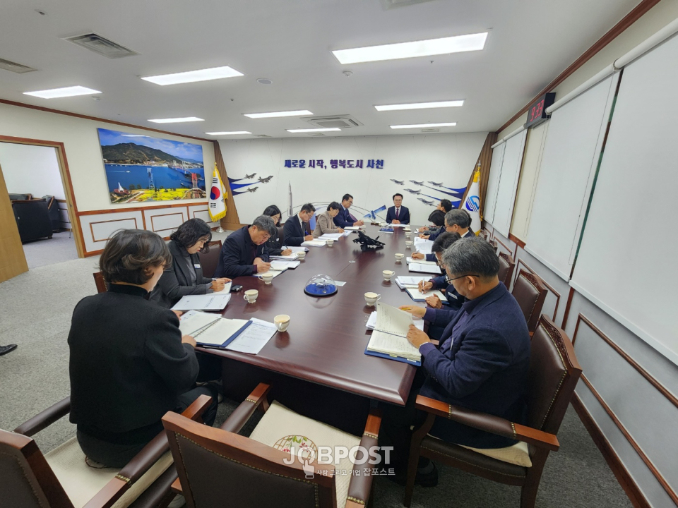지난 13일 탄핵 시국과 관련해 선제적으로 민생안정 대책 관련 긴급 간부회의를 개최하고 있다.(사진_사천시)