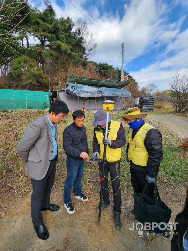 사업지구 현장에서 주민에게 경계 설정 관련 상담 사진