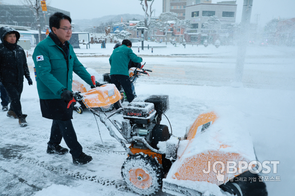 고창군 본격적 인도제설 실시, 보행자 안전 최선 (사진=고창군청 제공)