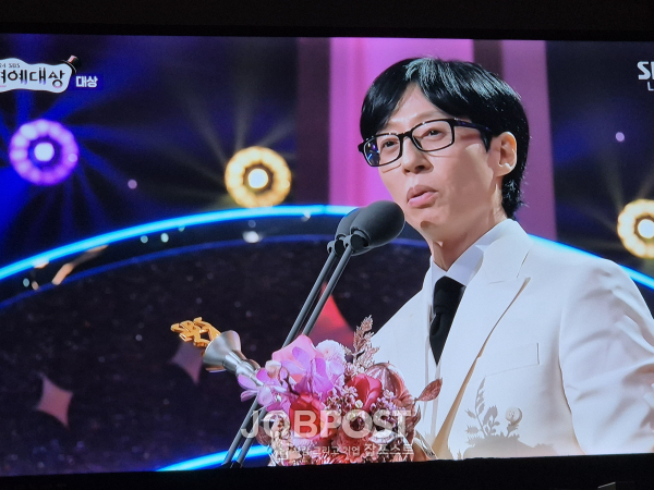 국민 MC 유재석, 「2024 SBS 연예대상」 20번째 대상 수상소감 전하고 있다 / 사진촬영 - SBS 본방송 촬영