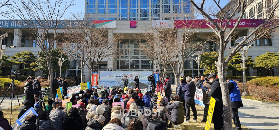 11일 오후 2시 30분 부산시청 앞 광장에서 기자회견을 열고 황령산 전망대의 즉각 착공을 요구하는 집회를 하고 있다.(사진_한건우 기자)