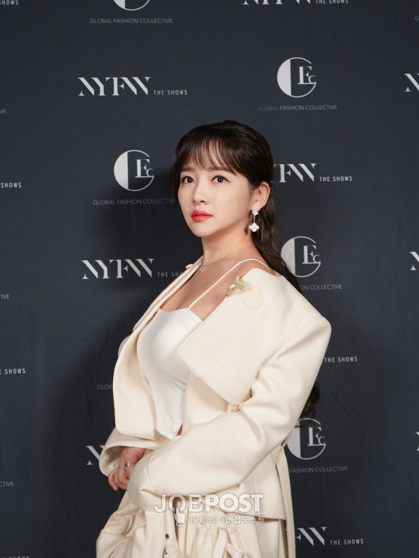 K-아트테이너 윤송아, 「뉴욕패션위크 트리플루트」 포토월 빛내... / 사진제공 - 트리플루트