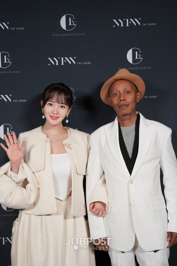 윤송아 작가, Global Fashion Collective 대표 Jamal과 포토월 촬영 / 사진제공 - 트리플루트