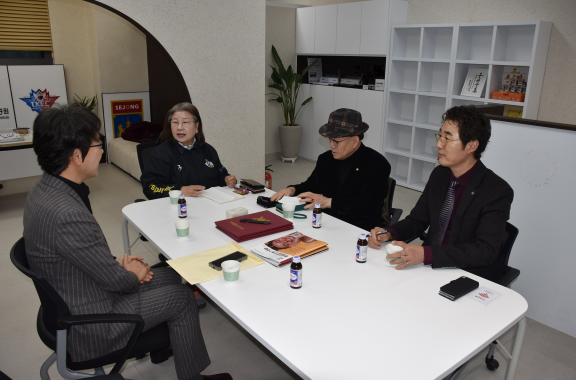 mou 체결에 앞서 논의 중인 박범석 대표와 전옥이 이사장 /사진_한국연예스포츠신문