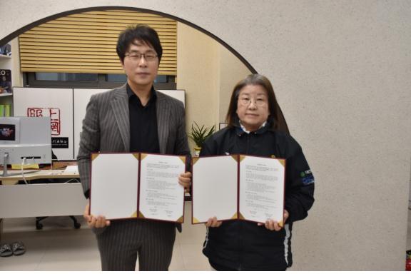 MOU 기념촬영을 하고 있는 한국연예스포츠신문 박범석 대표와 국제e스포츠 진흥원 전옥이 이사장 /사진_한국연예스포츠신문