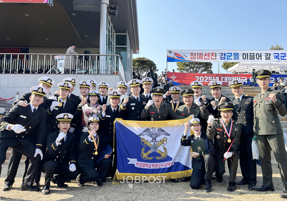 국립부경대 해군학군단이 학군장교 합동임관식에서 기념사진을 찍고 있다.(사진_국립부경대)