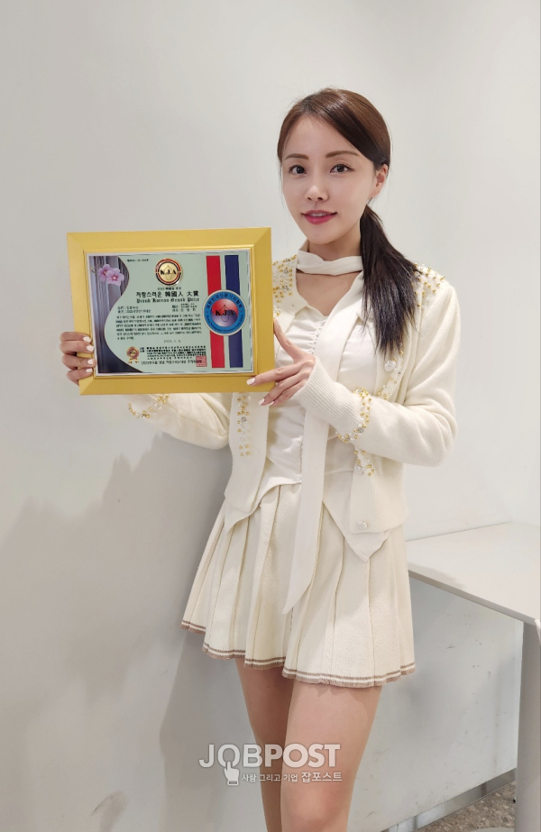 사진 / 가수 겸 배우 문송희, 「2025 한국을 빛낸 자랑스런 한국인대상」 ‘신인연기자대상’ 수상