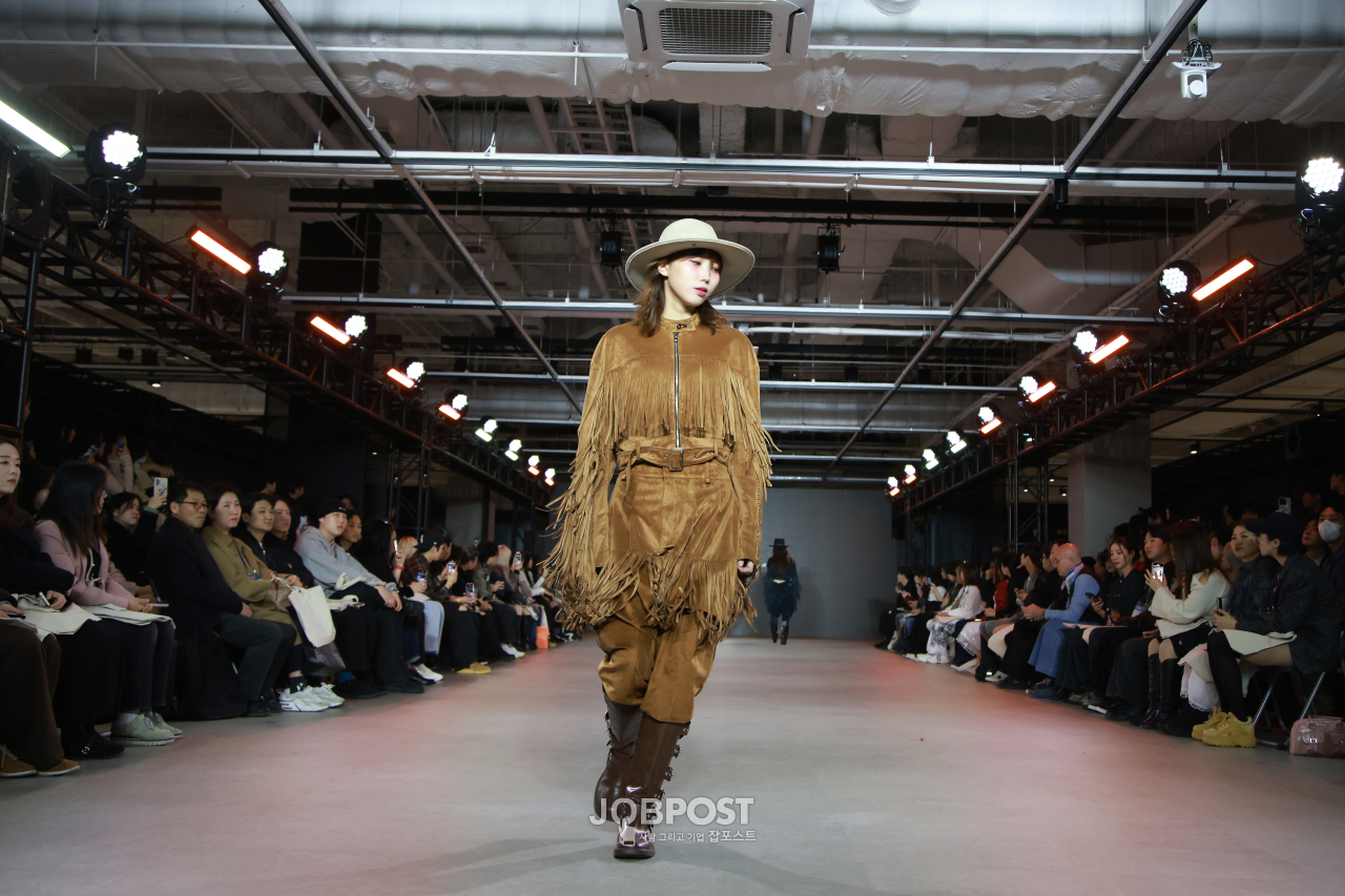 [포토] 2025년 3월 14일 금요일, 2025패션코드(FashionKODE) 브랜드 레큘러(RECULER) 패션쇼 사진, 런웨이 모델 밤비