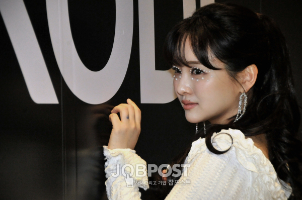 윤송아, 이지선 디자이너 ‘패션코드 2025 S/S' 트리플루투 아트 예술 패션쇼 포토월 포즈 / 사진촬영(잡포스트)