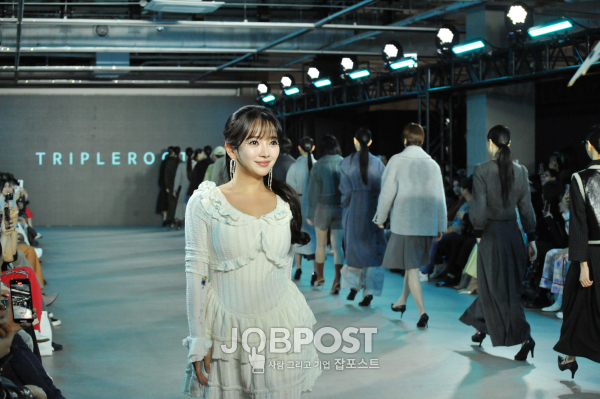 이지선 디자이너 ‘패션코드 2025 S/S' 트리플루투 아트 예술 패션쇼 모델들과 런웨이하고 있는 윤송아 작가 / 사진촬영(잡포스트)