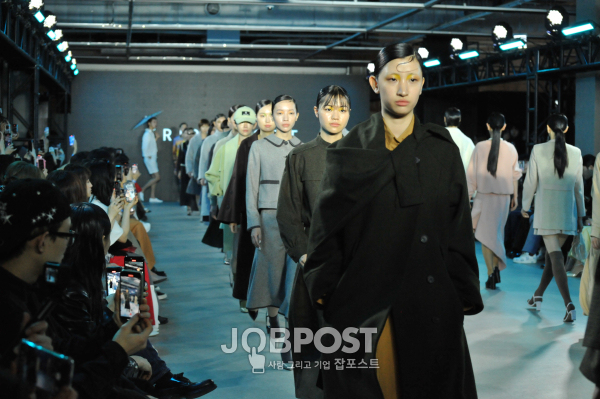 「패션코드 2025 S/S 트리플루투(디자이너 이지선)」 모델들 런웨이 / 사진(잡포스트)