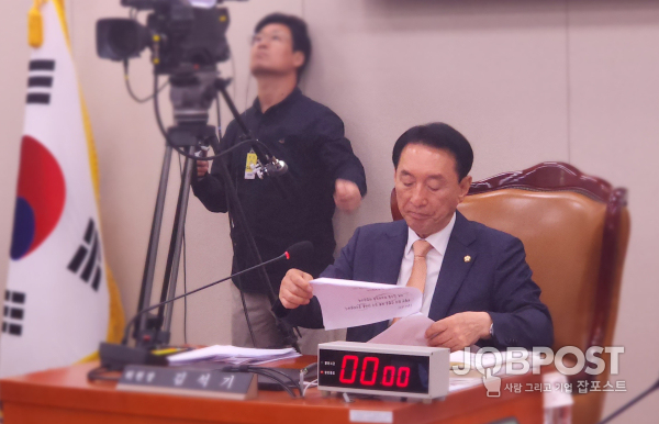 국회 외교통일위원회(위원장 김석기)