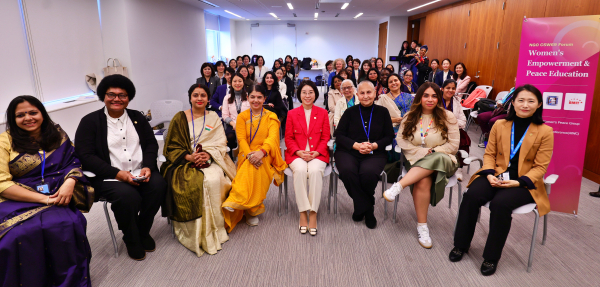 윤현숙 IWPG 대표(가운데)와 IWPG 관계자를 비롯한 참석자들이 18일 IWPG가 개최한 유엔 CSW69 NGO 포럼에서 기념사진을 촬영하고 있다. (사진=IWPG)
