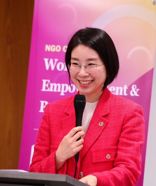 윤현숙 IWPG 대표가 18일 유엔 CSW69 NGO 포럼에서 환영사를 하고 있다. (사진=IWPG)