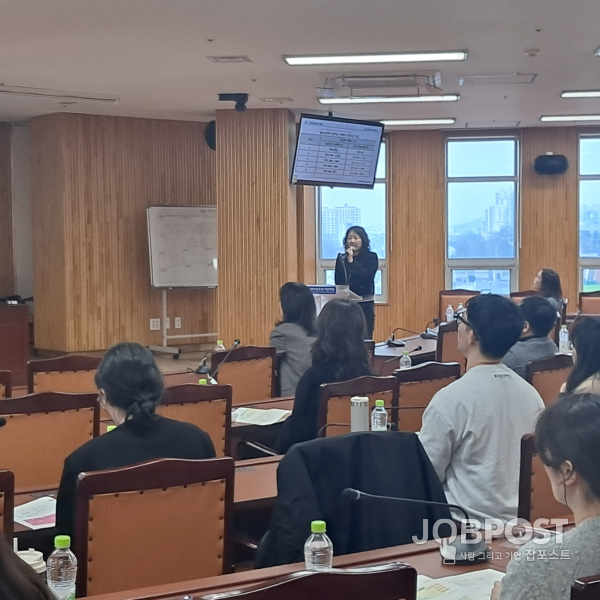 지난 24일 광주학생독립운동기념회관에서 진행된 업무담당자 연수에서 서강고 김나나 교사가 ‘최소 성취수준 보장지도 실제 사례’에 대해 강의하고 있다.
