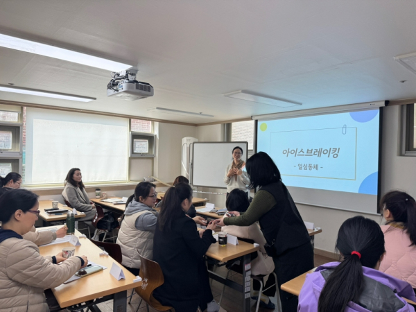 대상자들이 시청각 자료를 시청하고 있다.