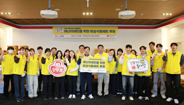 오뚜기 봉사단이 지난달 24일 서울 양천구 대한적십자사 서울특별시지사 재난안전센터에서 비상식량세트 제작 활동에 참여하고 기념사진을 촬영하고 있다(사진제공/오뚜기)