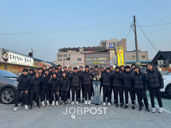 축구부 선수들과 사진촬영하고 있는 한은수 대표 / 사진제공 - H&S컴퍼니