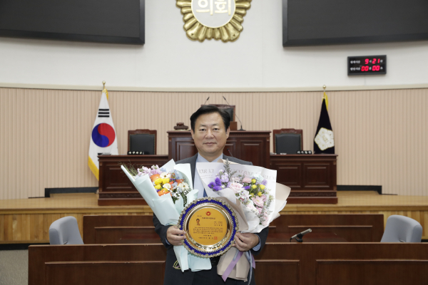 신동화 구리시의회 의장이 8일 올해의 기호자치의정대상을 수상했다