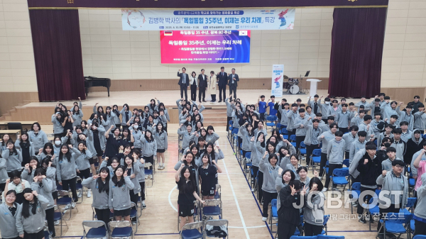 광주시교육청이 10일 ‘독일통일 35주년, 이제는 우리 차례’ 특강을 시작으로 오는 11월까지 학교로 찾아가는 평화통일 특강을 진행한다. 광주숭일중에서 김병학 박사가 특강을 마치고, 직원과 학생들과 함께 포즈를 취하고 있다. / 제공 광주광역시교육청
