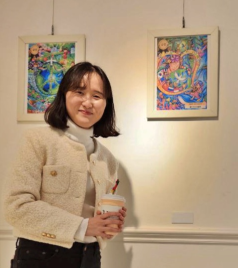 IWPG 평화사랑 그림그리기 국제대회 전시회에서 수상작과 함께 포즈를 취하고 있는 이수정 글로벌 12국장 (사진=유유례 기자)