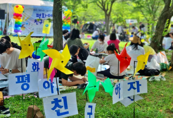 지난해 제6회 '평화사랑그림그리기 국재대회 '예선에 참가한 어린이가 평화롭게 그림을 그리고 있다. (사진=IWPG 군산지부)