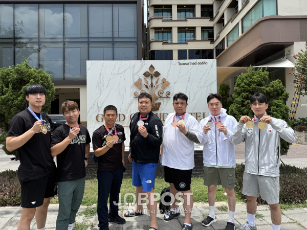 대회에서 수상한 선수들이 기념 사진을 촬영하고 있다.(사진_참가자)