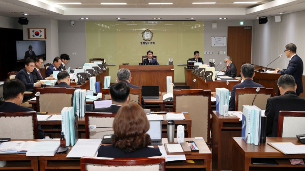 2025년도 충청남도교육비특별회계 제1회 추가경정예산안 심의 장면
