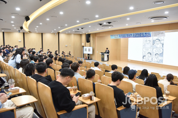 ‘AI기술을 활용한 응급의료의 혁신’ 국제심포지엄에서 삼성서울병원 차원철 교수가 ‘병원 플랫폼 입장에서의 의료 AI:디지털혁신’을 주제로 특강을 하고 있다.